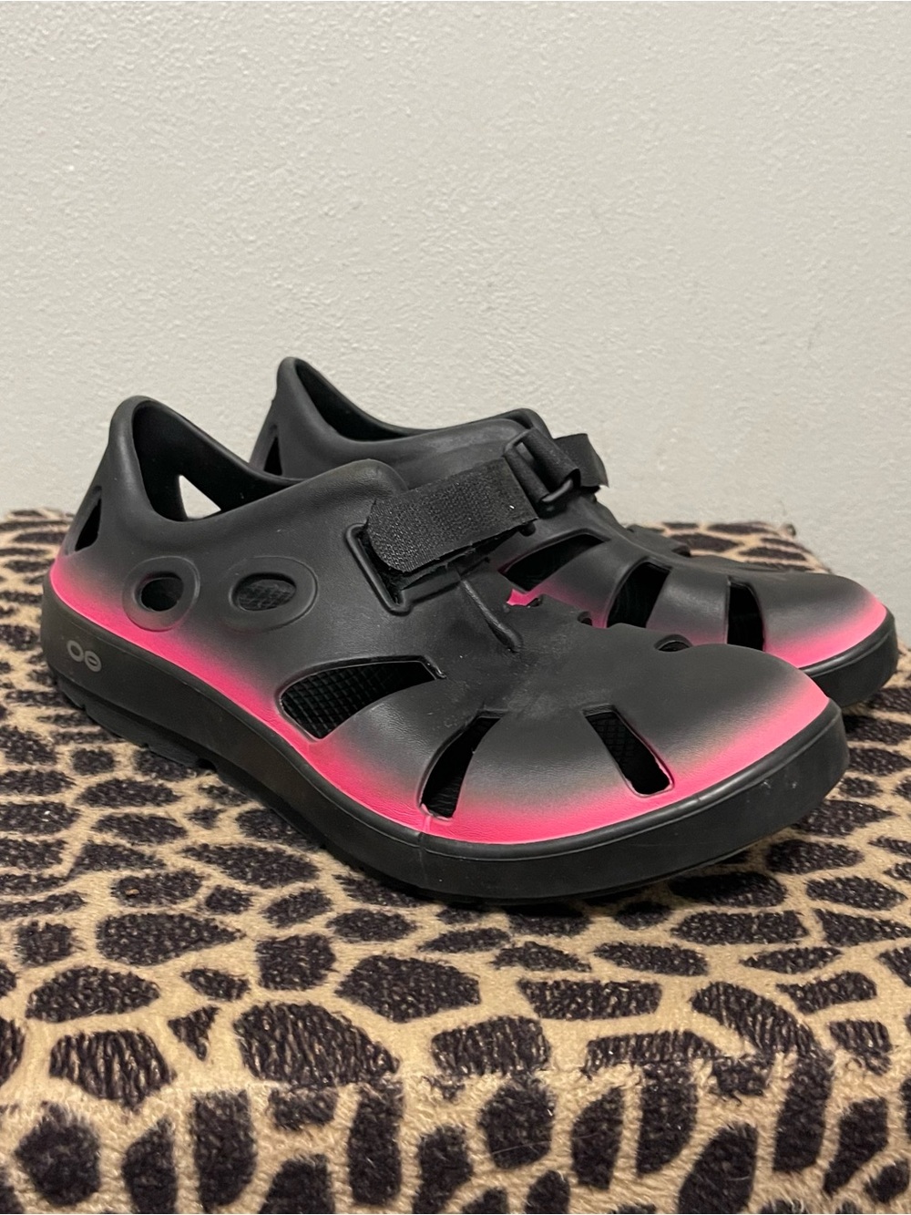 Oofos Oocandoo Sport Recovery Closed Toe Sandals Black Pink Rubber Womens 10 - Picture 2 of 8